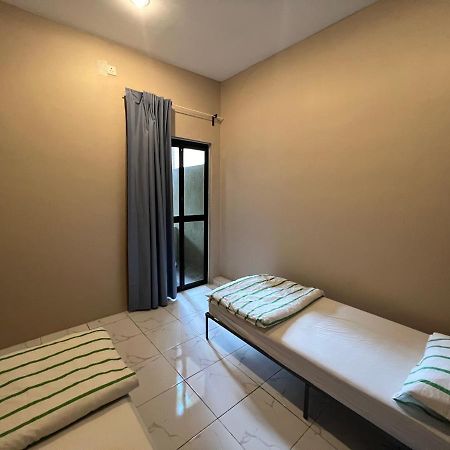 Theatbas Homestay 17 In Seri Iskandar Perak 3 Bedroom Bota Esterno foto