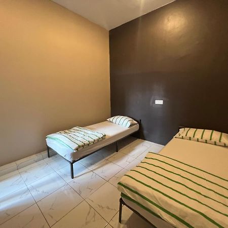 Theatbas Homestay 17 In Seri Iskandar Perak 3 Bedroom Bota Esterno foto