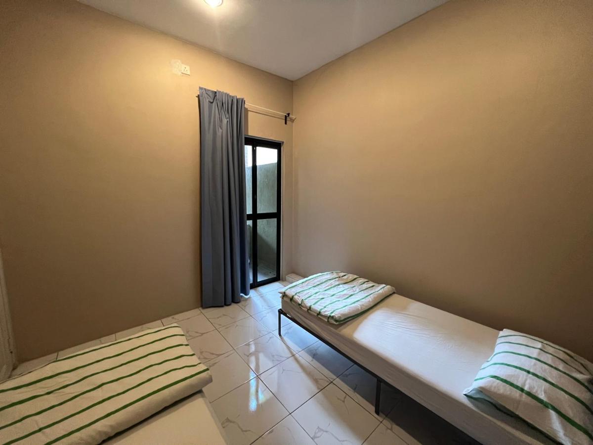 Theatbas Homestay 17 In Seri Iskandar Perak 3 Bedroom Bota Esterno foto