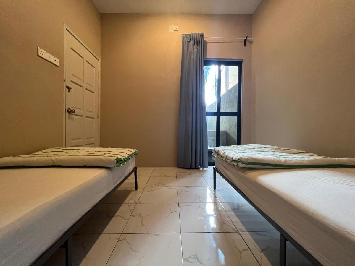 Theatbas Homestay 17 In Seri Iskandar Perak 3 Bedroom Bota Esterno foto