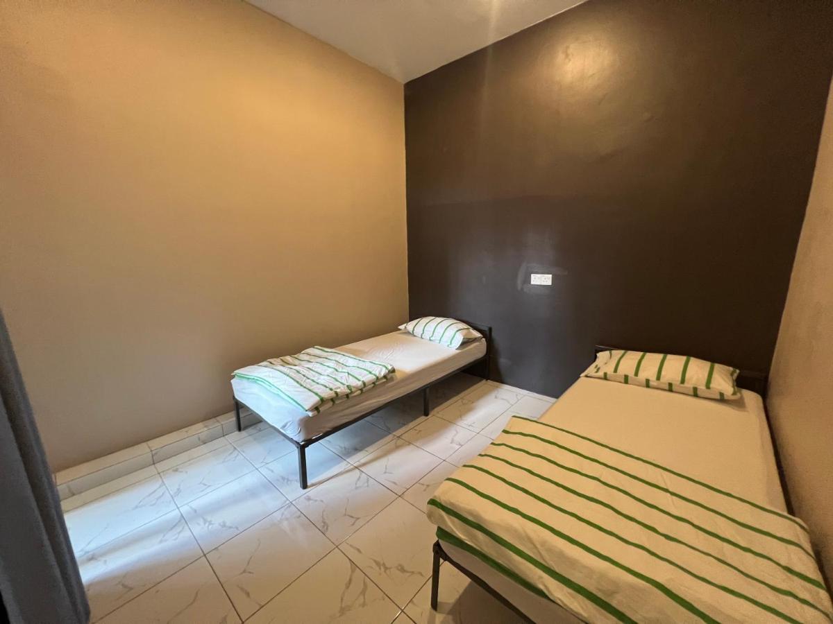 Theatbas Homestay 17 In Seri Iskandar Perak 3 Bedroom Bota Esterno foto